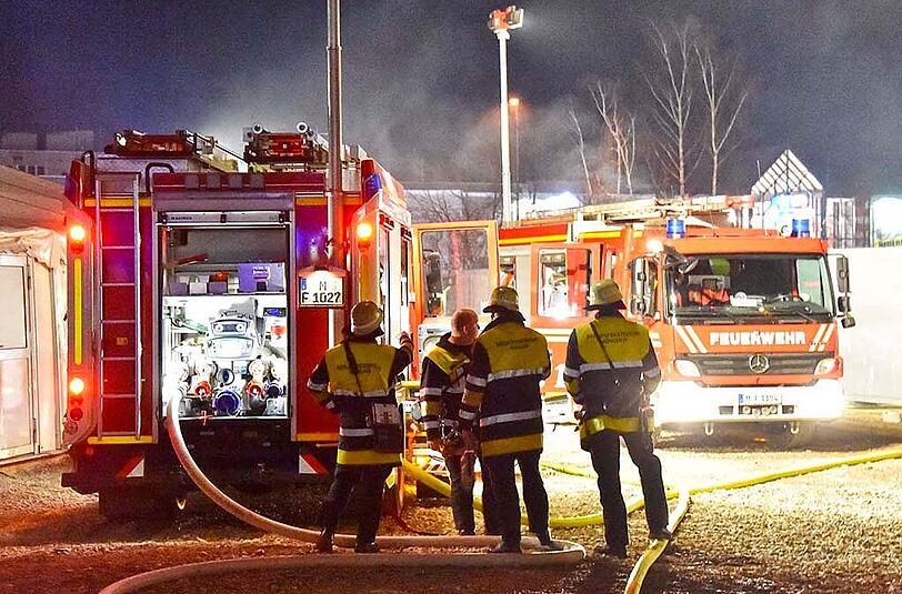 In einem Ankunftszentrum im Euroindustriepark hat ein defekter Heizlüfter einen Großbrand ausgelöst.