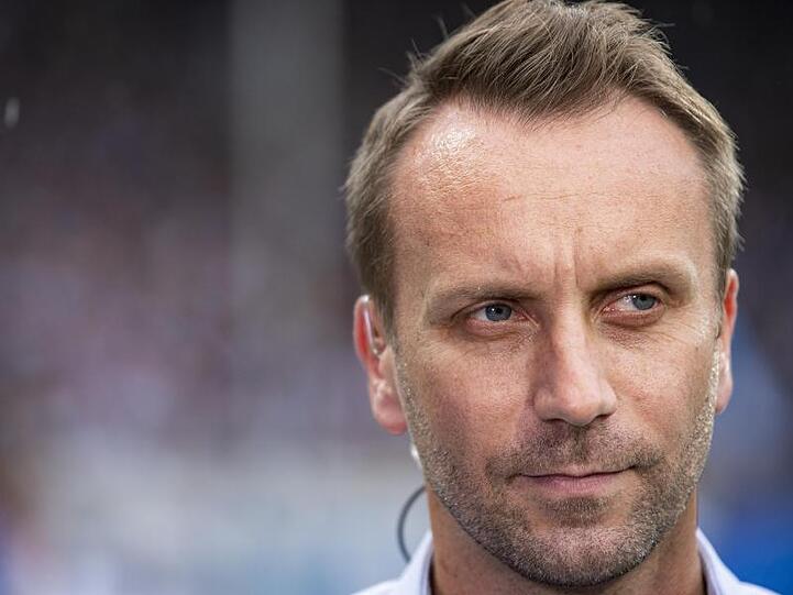 Sebastian Schindzielorz steht vor dem Spiel am Spielfeldrand. Foto: Guido Kirchner/dpa