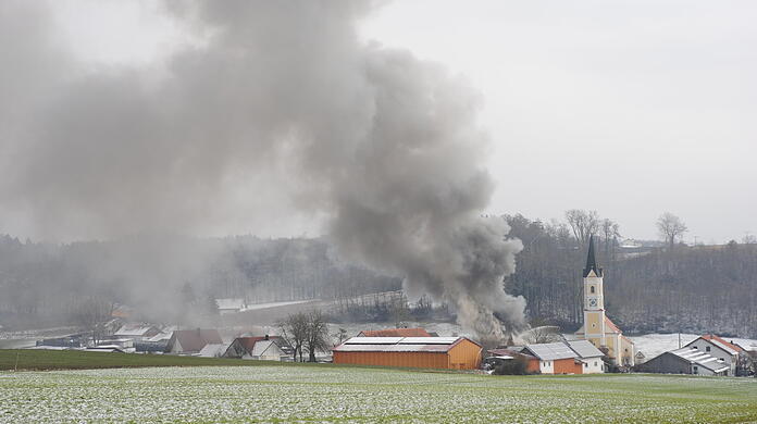 Die Rauchschwaden sind kilometerweit zu sehen. Anwohner müssen ihre Fenster geschlossen halten.