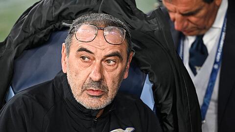 Roms Trainer Maurizio Sarri sitzt auf der Bank.