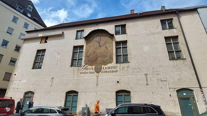 Als "Herzog Ludwigs Haus" wurde das Zerwirkgebäude an der Ledererstraße in seiner Anfangszeit bezeichnet. Später wurde es als Brauhaus, als Metzgerei, als Theaterbühne und als Hip-Hop-Club genutzt. Doch seit Jahren steht es inzwischen leer – und verfällt immer mehr