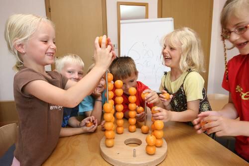 Spielende Kinder im Kindergarten: Wer den Betreuungsbetrag schon ausschöpft, sollte Zahlungen ins nächste Jahr verschieben.Foto: dpa