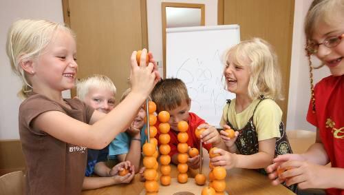 Spielende Kinder im Kindergarten: Wer den Betreuungsbetrag schon ausschöpft, sollte Zahlungen ins nächste Jahr verschieben.Foto: dpa Spielende Kinder im Kindergarten: Wer den Betreuungsbetrag schon ausschöpft, sollte Zahlungen ins nächste Jahr verschieben.Foto: dpa