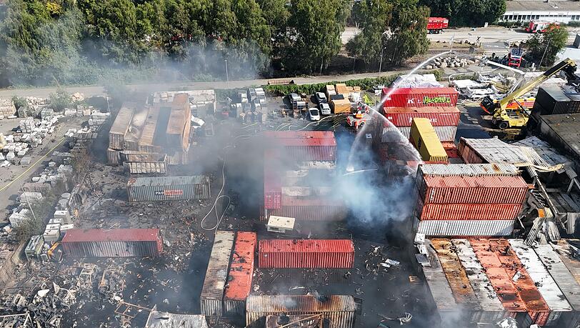 Brandbekämpfung an mehreren Stellen gleichzeitig - der Großbrand im Hamburger Hafen hat rund 320 Einsatzkräfte beschäftigt.