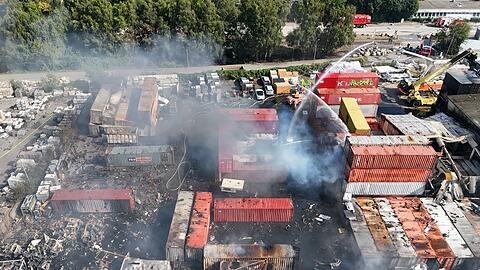 Brandbekämpfung an mehreren Stellen gleichzeitig - der Großbrand im Hamburger Hafen hat rund 320 Einsatzkräfte beschäftigt.