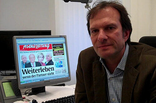 Chefredakteur Arno Makowsky erklärt die aktuelle Schlagzeile der Abendzeitung