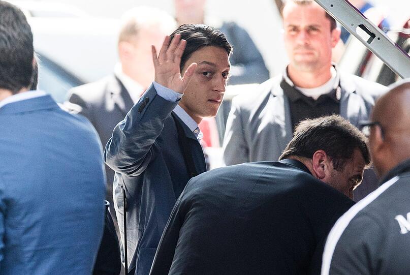 Trauriger Gruß von Özil: Die Mannschaft muss heimfahren