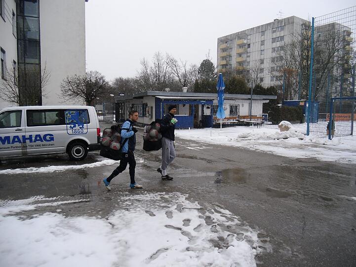 Hart , härter, Alexander Schmidt. Der Trainer des TSV 1860 schickte seine Jungs am Montagvormittag trotz klirrender Kälte, Schneeregen und schneebedeckten Trainingsplätzen raus zum Anschwitzen. Am Abend spielen die Löwen gegen den 1. FC Kaiserslautern. Die Bilder vom Matsch-Training