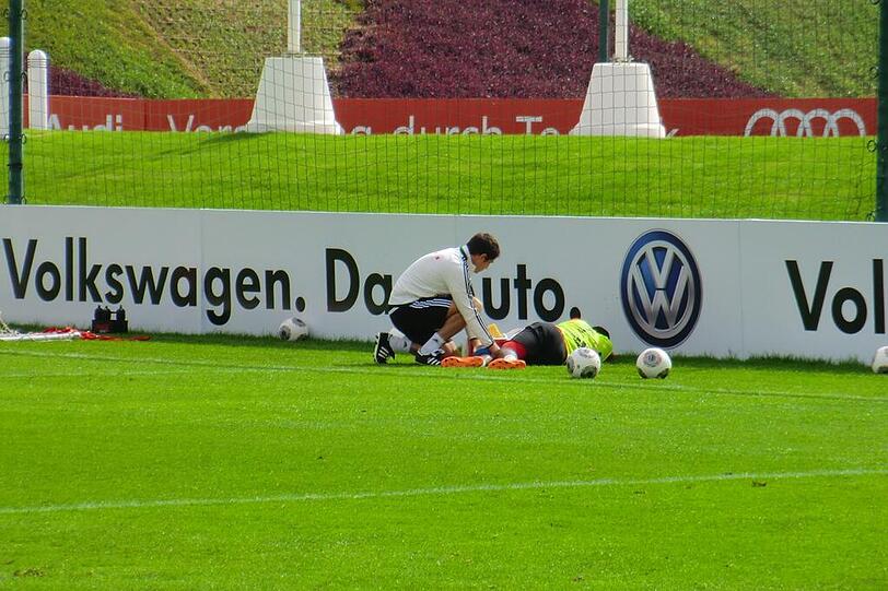 David Alaba liegt am Boden: Der FC-Bayern-Star hat sich im Trainigslager verletzt.