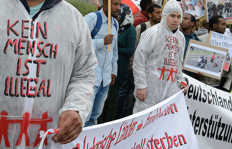 Flüchtlinge demonstrieren am 17.08.2015 in Nürnberg (Bayern) vor dem Bundesamt für Migration und Flüchtlinge (BAMF).