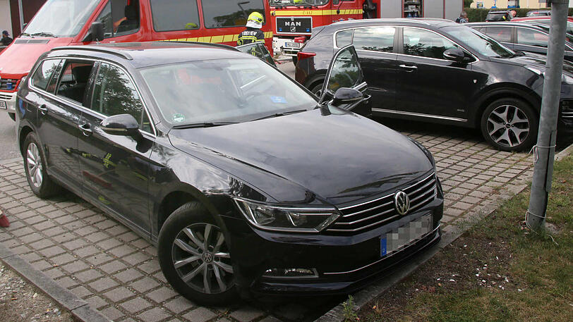 Die Feuerwehr musste die Scheibe des Autos einschlagen, um das Kind zu befreien. Die Bilder vom Einsatz in Waldkraiburg.