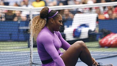 Serena Williams musste sich zu Anfang des zweiten Satzes nach einer Verletzung behandeln lassen.