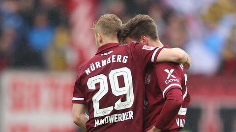 Die Nürnberger Enrico Valentini (r) und Tim Handwerker stehen nach dem Abpfiff auf dem Platz.