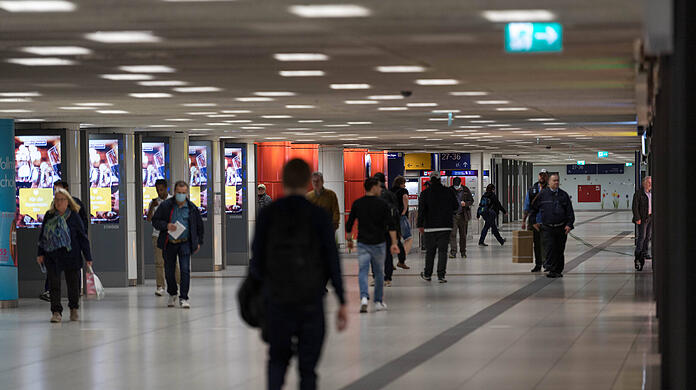 Ein Mann hat zwei Mitarbeiter eines Ladens im Zwischengeschoss des Münchner Hauptbahnhofs angegriffen. (Archivbild)
