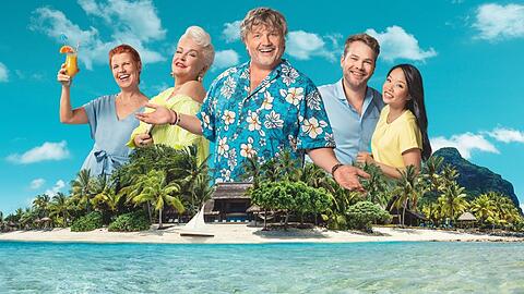 Hape Kerkeling (Mitte) als Ex-Animateur Edwin Öttel in der neuen Mini-Serie "Club Las Piranjas".