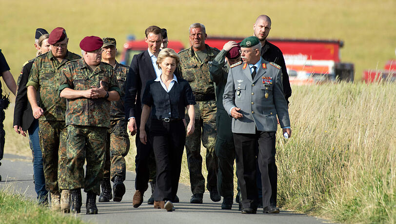 Die damalige Verteidigungsministerin Ursula von der Leyen mit Offizieren der Bundeswehr Die damalige Verteidigungsministerin Ursula von der Leyen mit Offizieren der Bundeswehr