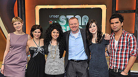 Stefan Raab präsentiert die Gewinner der ersten Show.  Nur Lena (2.v.r.) riss die Jury vom Hocker