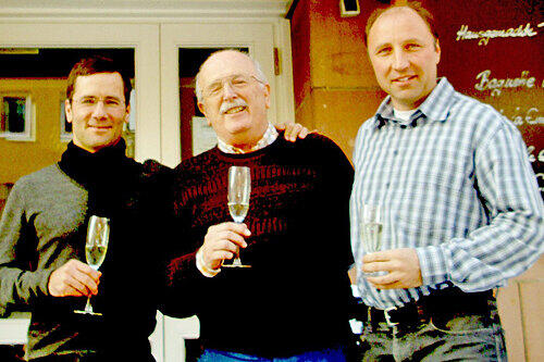 Die Ex-Profis Michael Wiesinger (l.) und Mark Oechler (r.) mit Jubilar Werner Brucks.