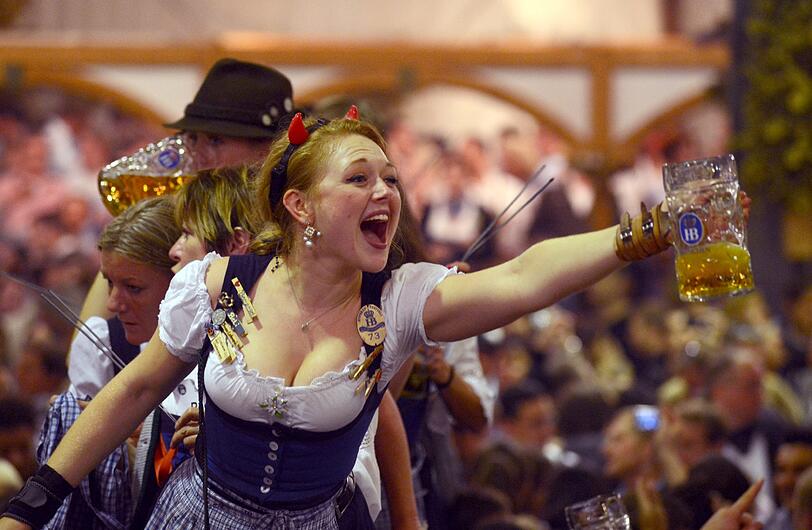 Die emotionalsten Bilder vom Wiesn-Kehraus: Bedienungen feiern am 07.10.2012 in München den traditionellen Kehraus im Höfbräu-Festzelt und beschließen damit ihre arbeitsreiche Zeit auf dem Oktoberfest. Nach 14-tägiger Dauer ging am Sonntag das 179. Oktoberfest zu Ende.