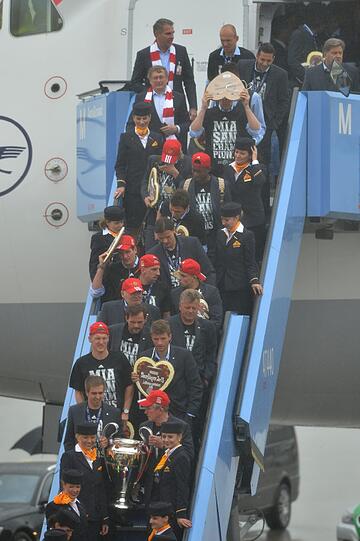 Die Mannschaft des FC Bayern München kommt am 26.05.2013 auf dem Flughafen in München an.