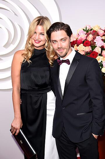 Tom Payne und Jennifer Akerman
