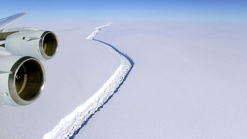 Ein gewaltiger Riss im sogenannten Larsen-C-Schelfeis in der Antarktis trennt das Eis zunehmend vom Festland. Ein gewaltiger Riss im sogenannten Larsen-C-Schelfeis in der Antarktis trennt das Eis zunehmend vom Festland.