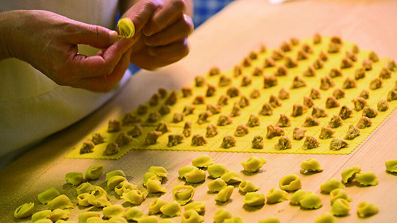In der Emilia-Romagna gibt es auch herrliche Pasta - zum Beispiel die Tortellini, mit denen die Region weltbekannt geworden ist.