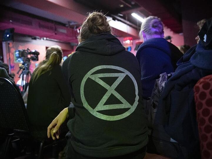 Das Logo der Umweltschutzgruppe "Extinction Rebellion" bei einem Pressegespräch der Umweltschützer in Berlin.