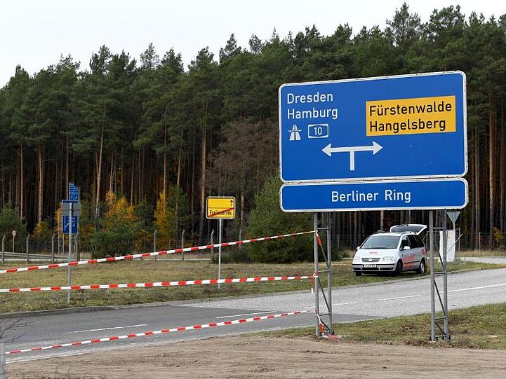 Verkehrsgünstig gelegen: Ein Schild am Rande von Freienbrink in der Gemeinde Grünheide weist auf die Zufahrt zur Autobahn 10 hin.