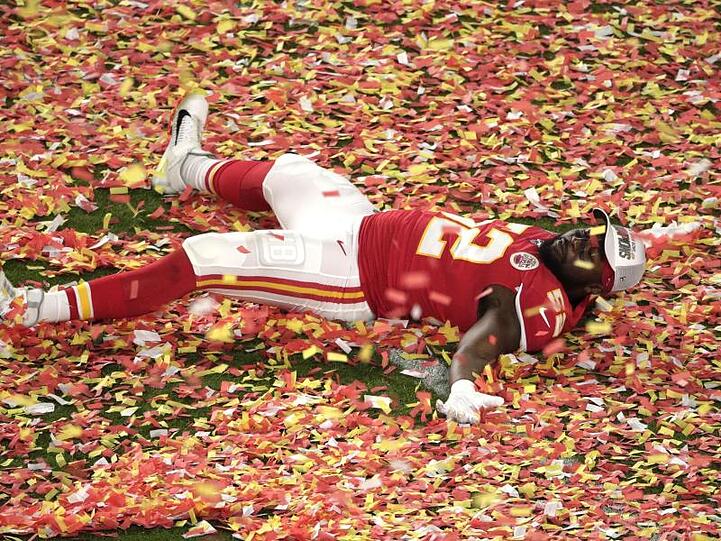 Demone Harris von den Kansas City Chiefs liegt nach dem Sieg im Konfetti und formt einen Engel.