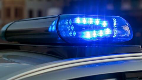 Die Polizei konnte den Verdächtigen in der Nähe des Parkhauses finden. (Symbolbild)