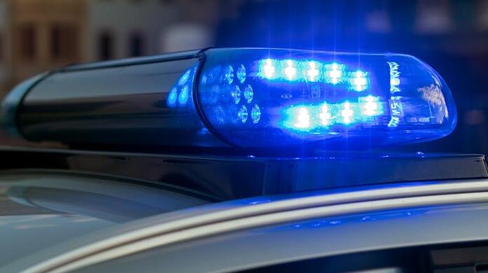 Die Polizei konnte den Verdächtigen in der Nähe des Parkhauses finden. (Symbolbild)