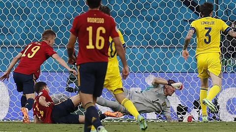 Spaniens Dani Olmo (l) verpasst eine Chance trotz kurzer Distanz und scheitert an Schwedens Torhüter Robin Olsen (M).