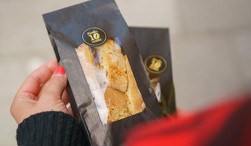 Die emilo Backstube zaubert emilo Nussecken, den legendären Marmorkuchen, sowie feinste Kuchen, Torten und saisonal wechselnde Sonderkreationen wie der emilo Fruchtaufstrich, Lebkuchenhäuser und Macarons in den emilo Farben.