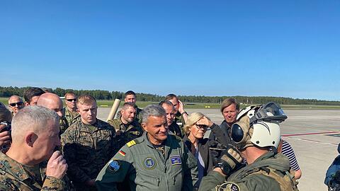 Vize-Admiral Frank Lenski im Gespräch mit einem Piloten auf dem Flughafen Riga.
