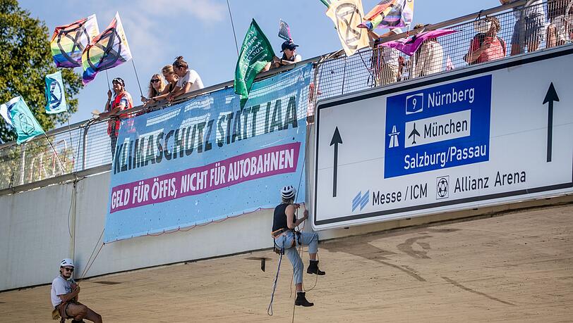 Wegen ihrer Abseil-Aktion standen Klimaaktivisten vor dem Amtsgericht Freising. (Archivbild)