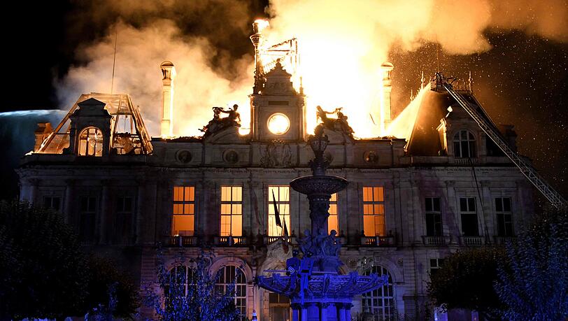 Das historische Rathaus von Limoges wurde durch einen von Randalierern gelegten Brand weitgehend zerst&ouml;rt.