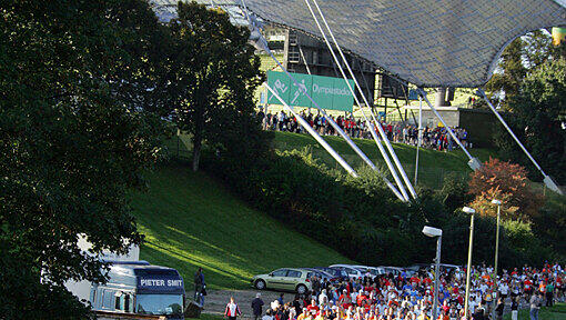 Nach 42,195 Kilometern ins Ziel: Dieser Moment ist wohl der glücklichste eines Marathon-Läufers – für den er sehr hart arbeiten muss. Diese Läufer haben’s 2010 bis zum Olympiastadion geschafft. Nach 42,195 Kilometern ins Ziel: Dieser Moment ist wohl der glücklichste eines Marathon-Läufers – für den er sehr hart arbeiten muss. Diese Läufer haben’s 2010 bis zum Olympiastadion geschafft.