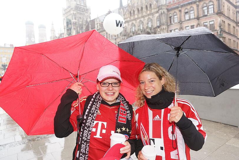 Das lange Warten auf die Pokalhelden. Es regnet und regnet und dennoch warten schon tausende Bayern-Fans auf das Eintreffen der Bayern-Stars. Die Bilder vom Marienplatz