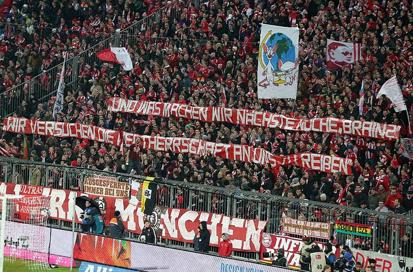 Spruchbänder der Bayern-Fans beim 3:1 des FC Bayern München gegen den Hamburger SV. Oben zu sehen: Der Pinky und der Brain.