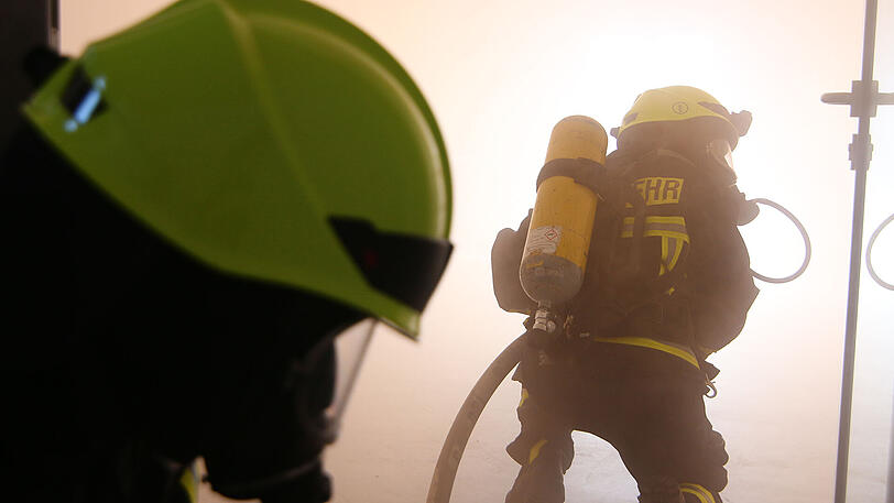 Die Feuerwehr-Übung diente ausschließlich dem Antrag von Sebastian. Seine Liebste Lisa war total überrascht und war bis zuletzt ahnungslos. Die Kameraden hielten dicht.