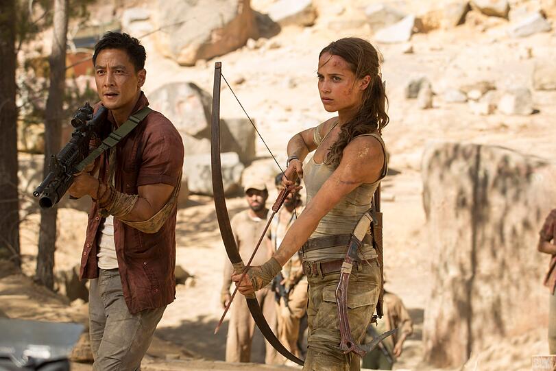 Alicia Vikander als Lara Croft im Rausch der Verwandlung als Amazone, die hier stark an Katniss aus den &bdquo;Tributen von Panem&ldquo; erinnert.