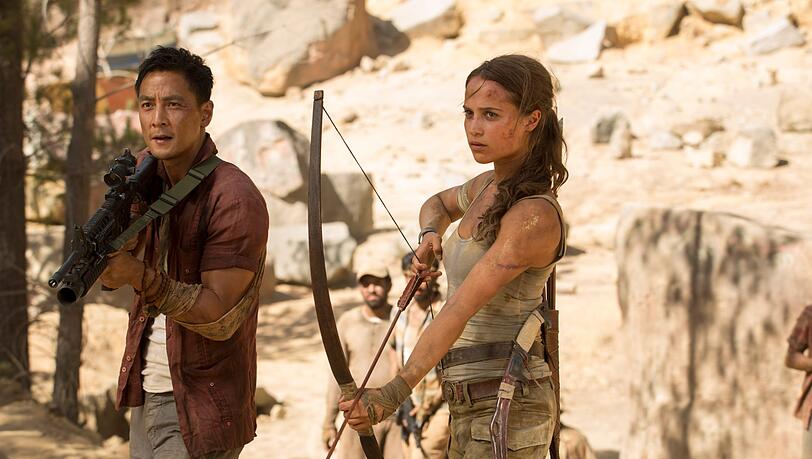 Alicia Vikander als Lara Croft im Rausch der Verwandlung als Amazone, die hier stark an Katniss aus den „Tributen von Panem“ erinnert. Alicia Vikander als Lara Croft im Rausch der Verwandlung als Amazone, die hier stark an Katniss aus den „Tributen von Panem“ erinnert.