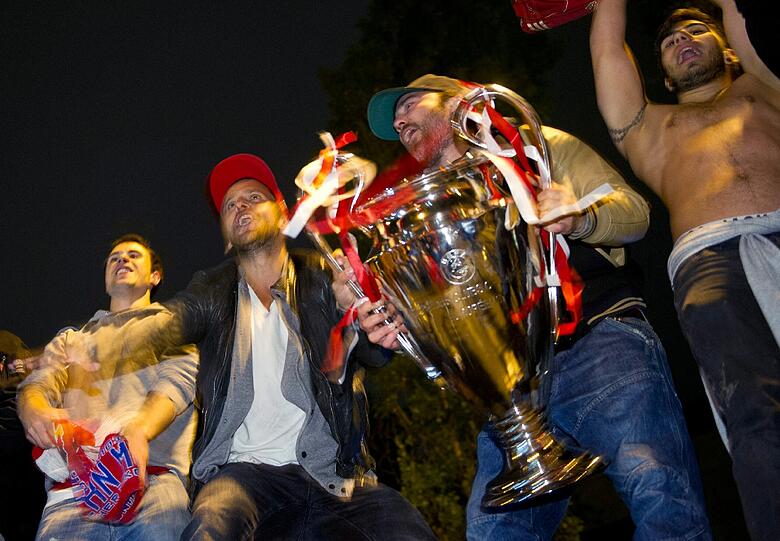 So ausgelassen feiern die Fans auf der Leopoldstraße den Bayern-Sieg. Die Bilder