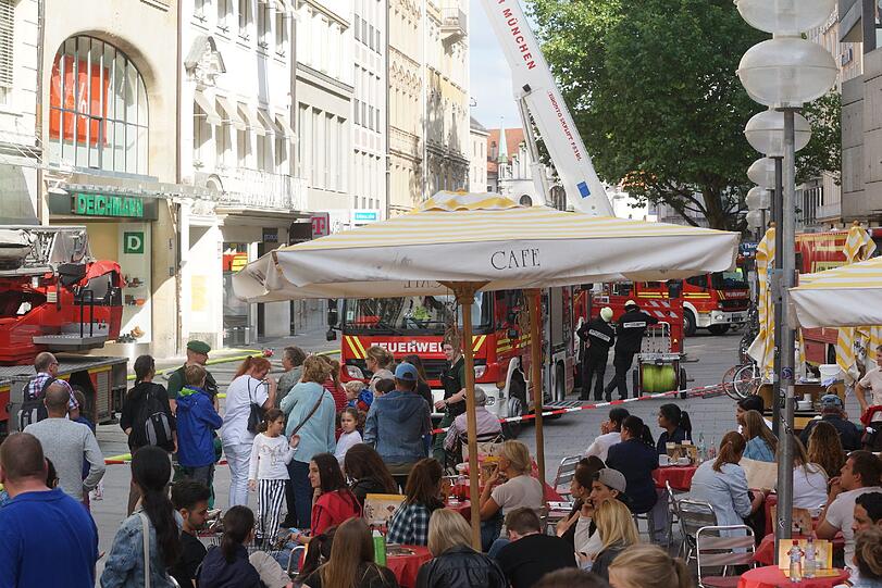 Brand in der Kaufingerstraße am Dienstagnachmittag: Die Feuerwehr rückte mit Drehleitern an.