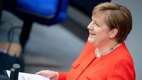 Bundeskanzlerin Angela Merkel spricht bei ihrer Regierungserklärung zur deutschen EU-Ratspräsidentschaft im Bundestag.