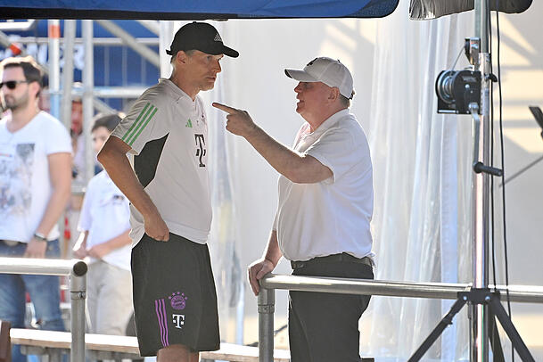 Der ehemalige Bayern-Coach Thomas Tuchel (l.) und Ehrenpr&auml;sident Uli Hoene&szlig;.