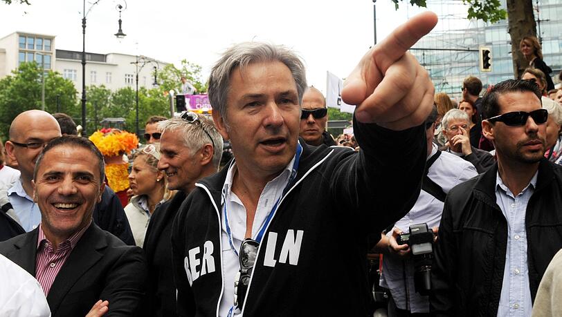 Das Coming-out von Klaus Wowereit auf großer Bühne vor 25 Jahren änderte viel in der Wahrnehmung von Homosexuellen. Anfeindungen und Übergriffe gibt es aber weiterhin. (Archivbild) Das Coming-out von Klaus Wowereit auf großer Bühne vor 25 Jahren änderte viel in der Wahrnehmung von Homosexuellen. Anfeindungen und Übergriffe gibt es aber weiterhin. (Archivbild)