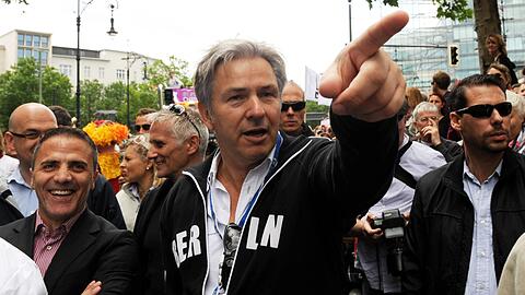Das Coming-out von Klaus Wowereit auf gro&szlig;er B&uuml;hne vor 25 Jahren &auml;nderte viel in der Wahrnehmung von Homosexuellen. Anfeindungen und &Uuml;bergriffe gibt es aber weiterhin. (Archivbild)