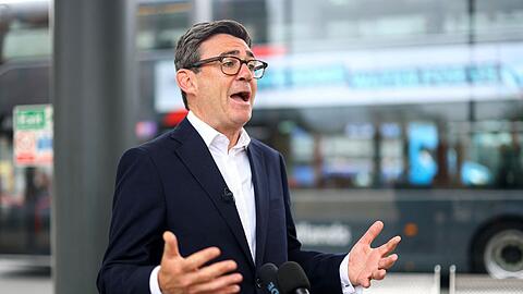 Der britische Premier Andy Burnham verteidigt die Milit&auml;rhilfe seines Landes f&uuml;r die Ukraine.